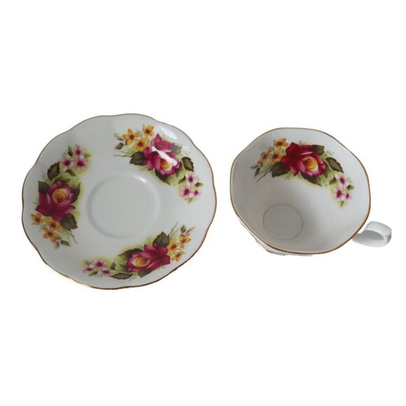Vintage ROYAL ALBERT Bone China Teacup & Saucer Tea Cup Roses England Floral - Picture 4 of 6